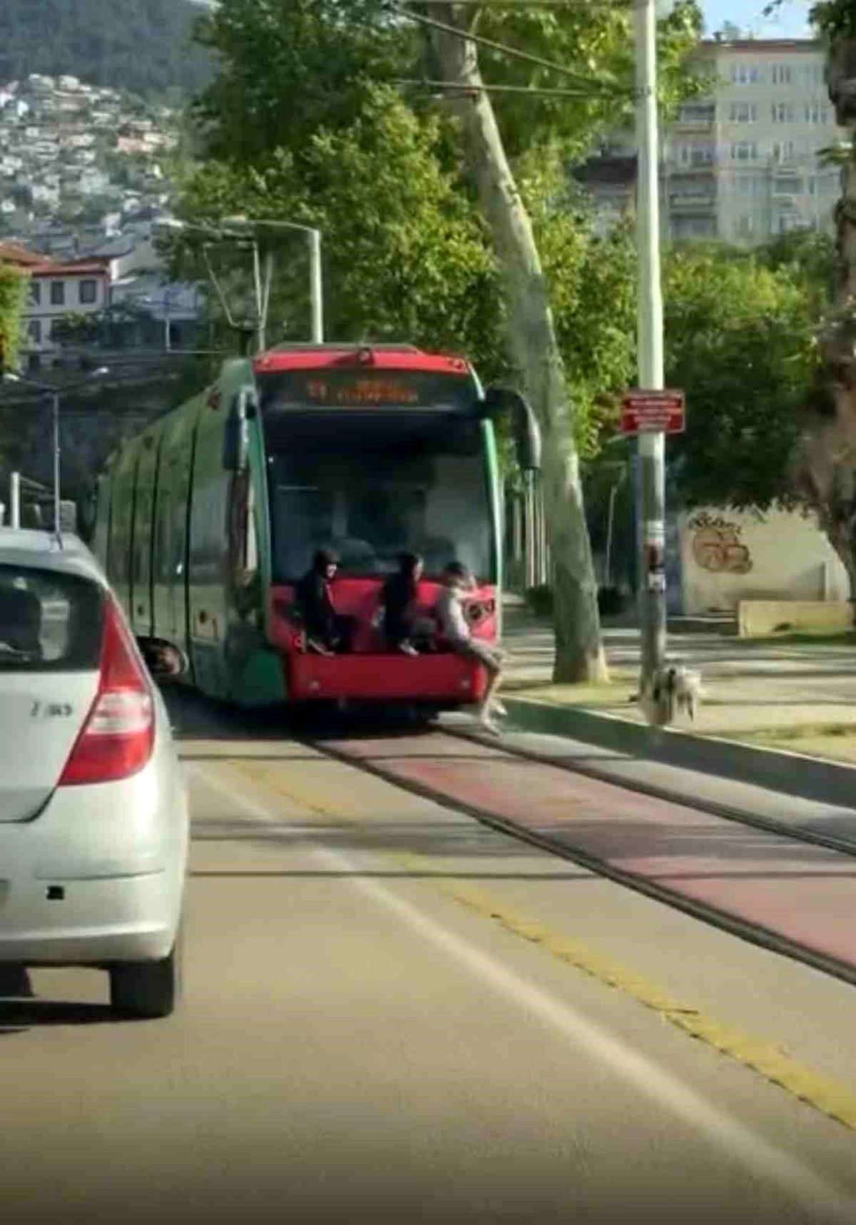 Bursa'da gençlerin tramvay arkasındaki tehlikeli yolculuğu kamerada