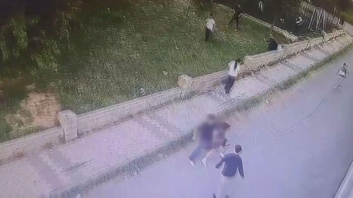 Büyükçekmece'de bıçaklı kavga: 15 yaşındaki çocuk hayatını kaybetti, anlar kamerada