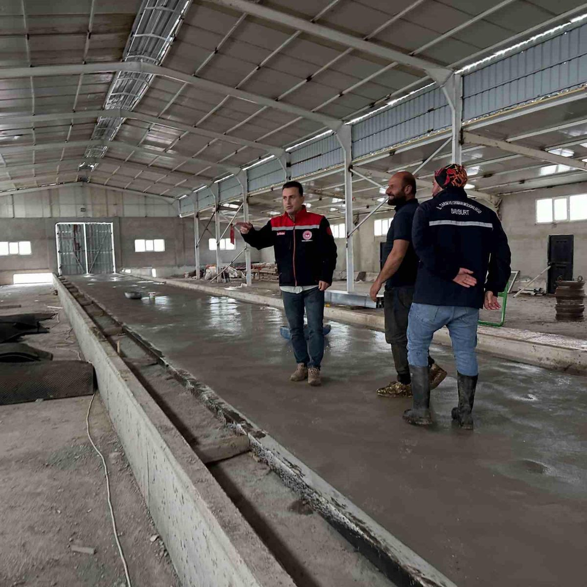 Çatıksu'da modern büyükbaş ahırı inşa ediliyor