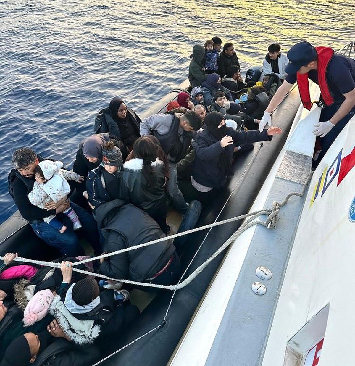 Çeşme açıklarında lastik botta 39 düzensiz göçmen yakalandı