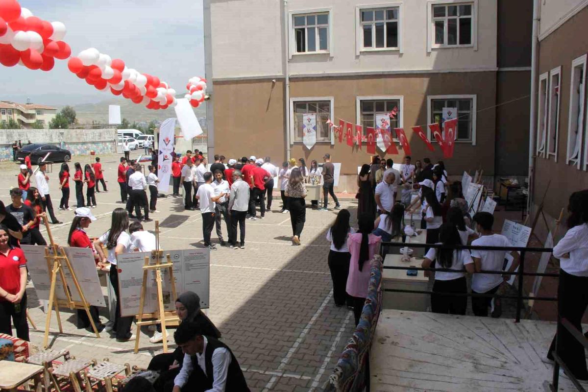 Cizre'de öğrenciler projelerini görücüye çıkardı