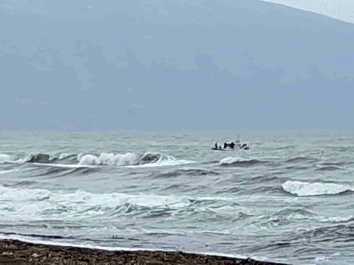 Denizde korku dolu anlar: 4 genç boğulma tehlikesi geçirdi