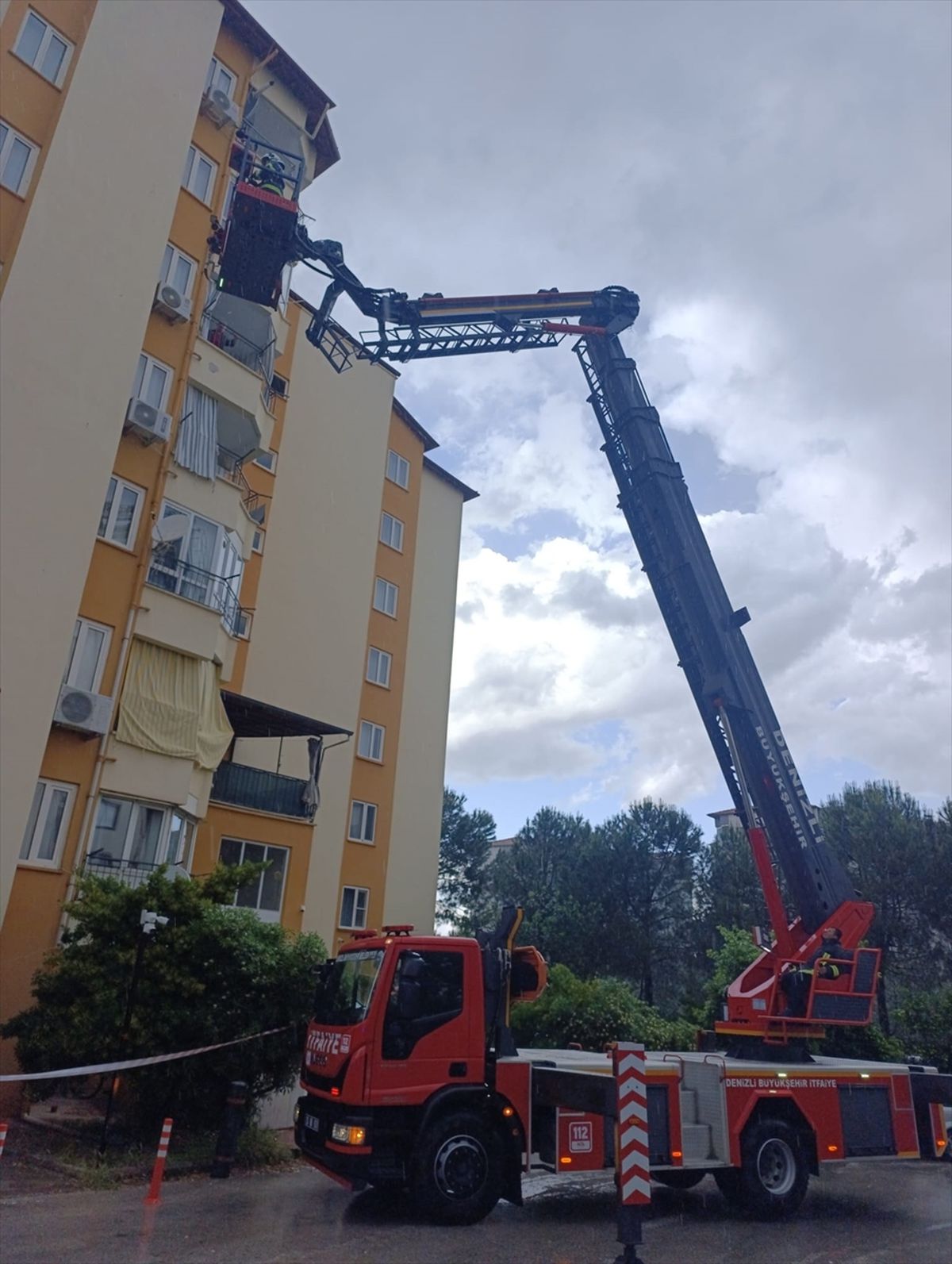 Denizli'de yıldırım düşmesi sonucu 2 kişi yaralandı