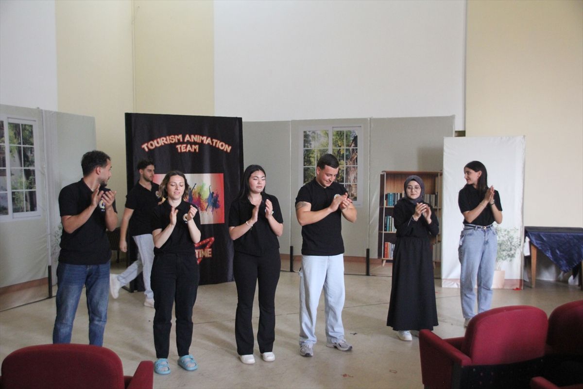 Erdemli ilçesinde üniversite öğrencileri yıl sonu gösterisi düzenledi
