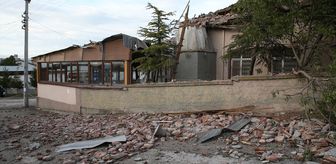 Eskişehir'de yıldırım minareyi yıktı