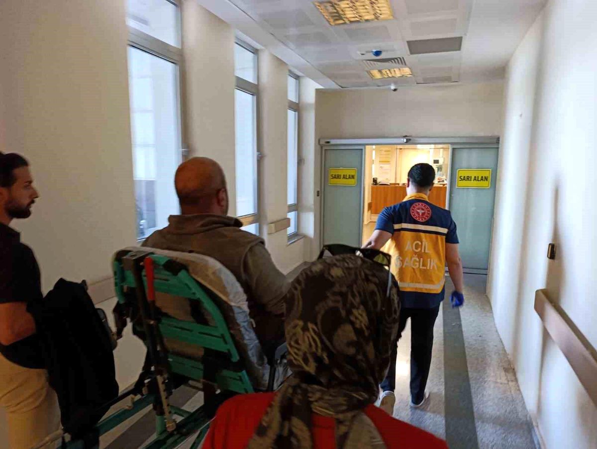 Hafif ticari araç ile motosiklet çarpıştı: 1 yaralı