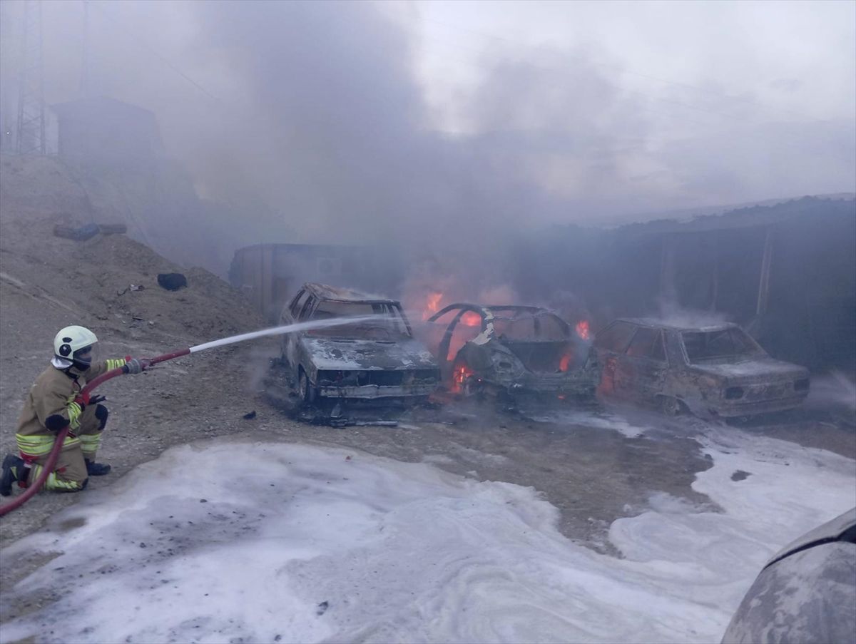 Hatay'da işçi konteynerleri ve 8 araç yandı
