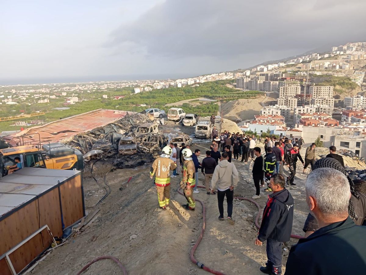 Hatay'da İnşaat Şantiyesinde Yangın: Konteynerler ve Araçlar Zarar Gördü