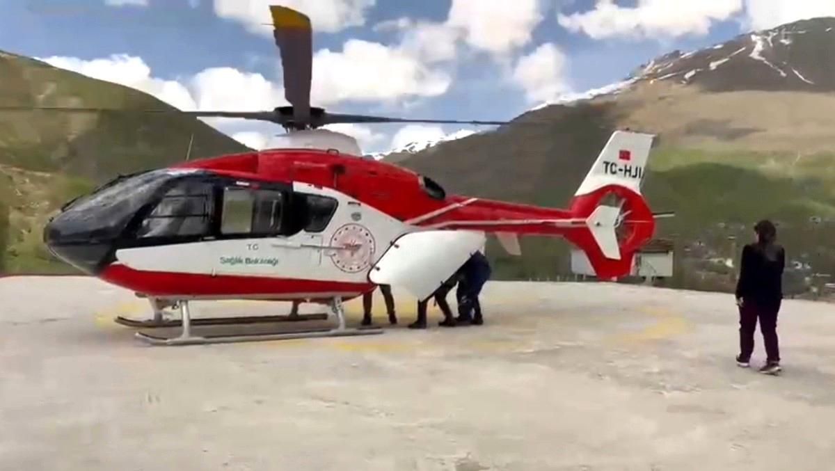 Helikopter ambulans, 78 yaşındaki hastayı Van'a sevk etti
