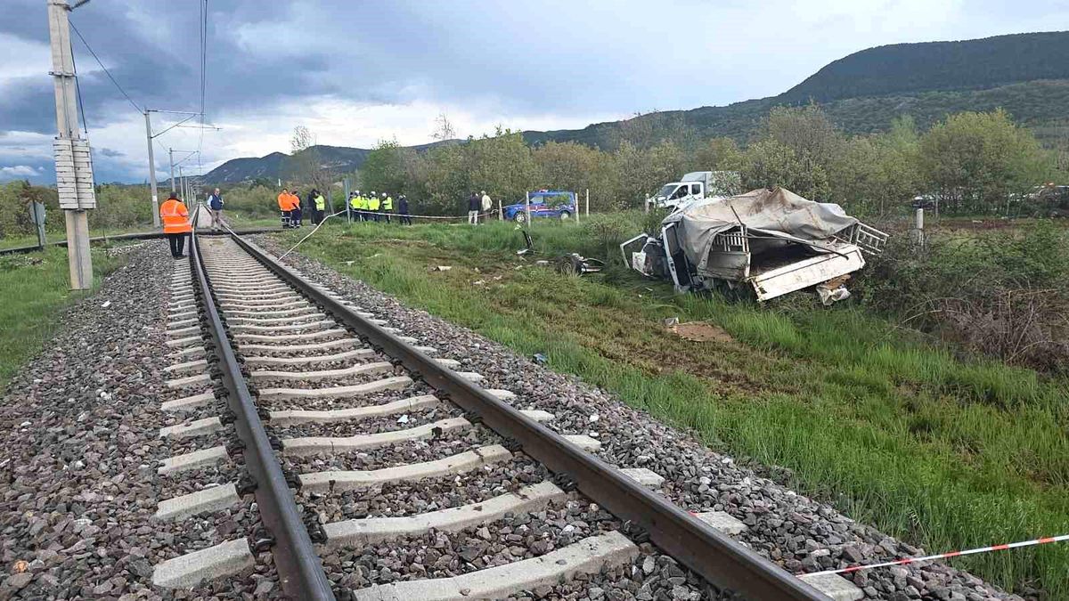 Hemzemin geçitte korkutan kaza: Yolcu treni kamyonete çarptı, 4 yaralı