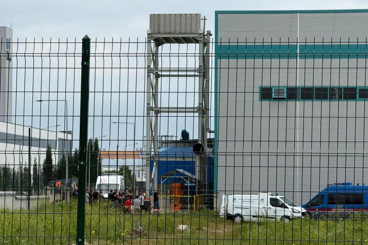 1 tonluk malzemelerin arasında kalan işçi hayatını kaybetti