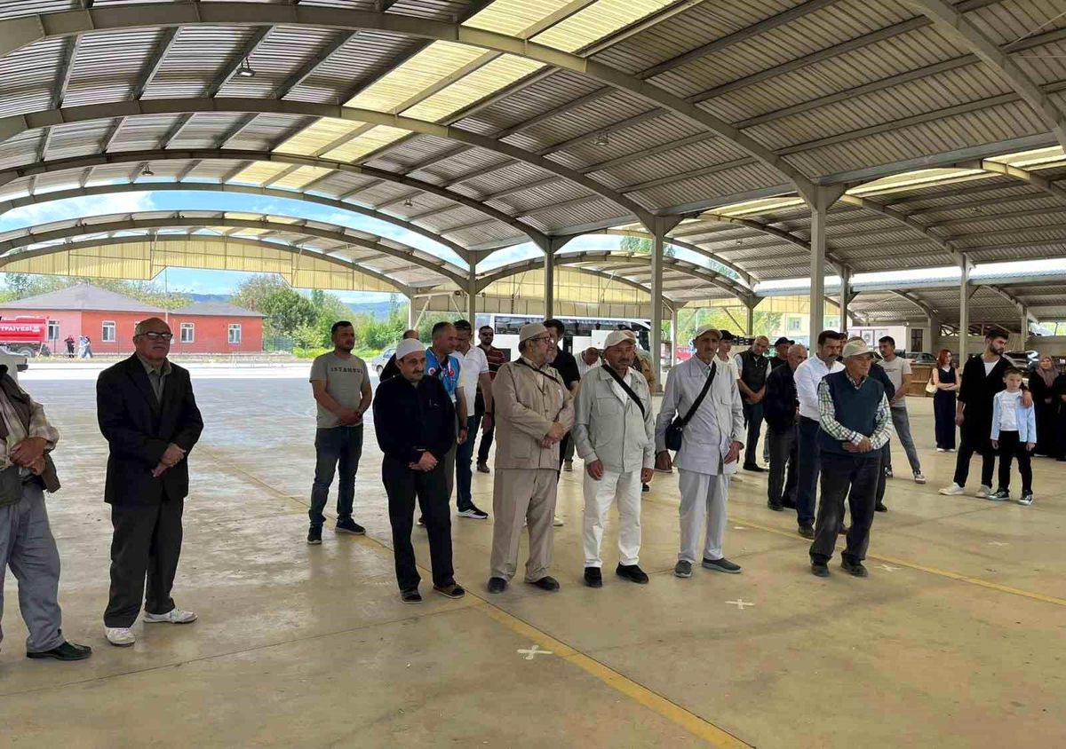 Hisarcık'lı hacı adayları kutsal topraklara dualarla uğurlandı