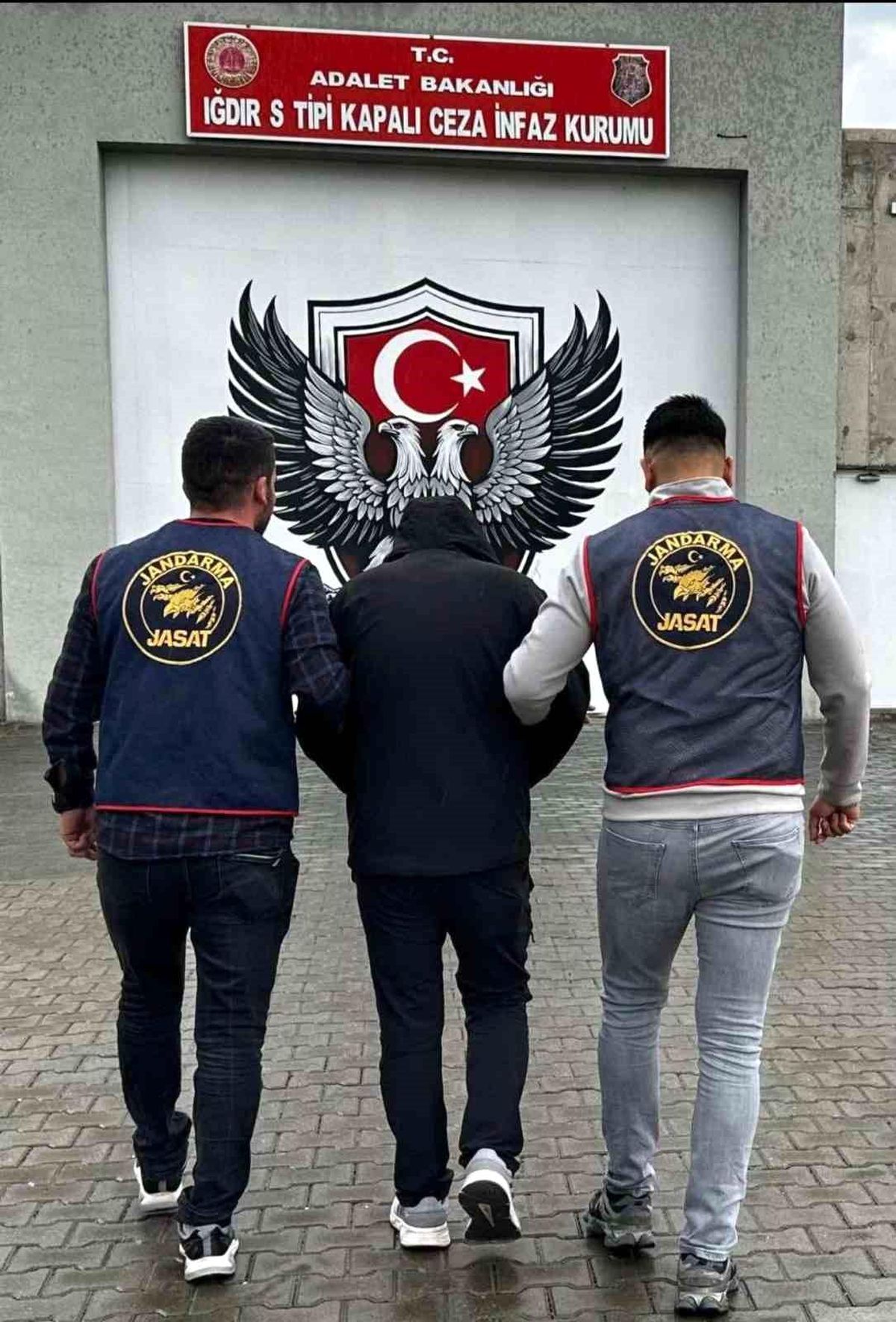 Iğdır'da 15 yıl hapis cezası bulunan kaçakçılık zanlısı yakalandı