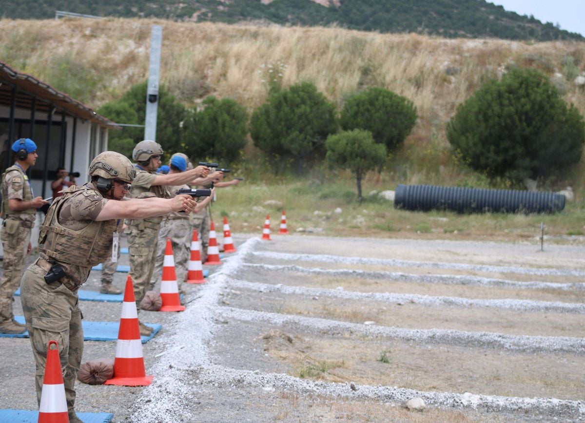 İzmir Foça'da 'Jandarma Piyade Tüfeği ve Tabanca Atış Yarışması' başladı