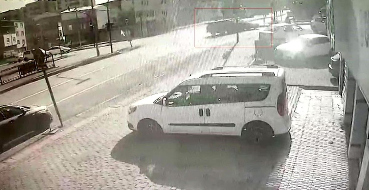 Kavşakta kırmızı ışık kazası kamerada