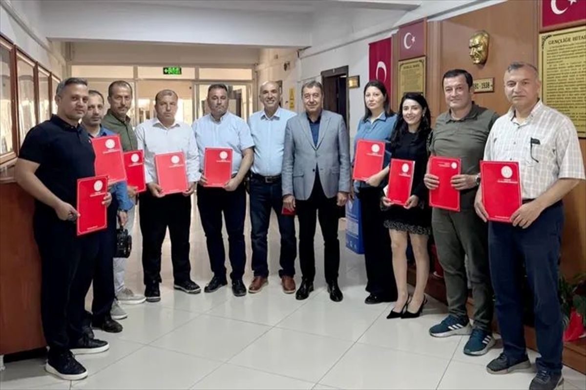 Kumluca'da 'Okulum Temiz' belgesi alan okulların müdürlerine belgeleri verildi