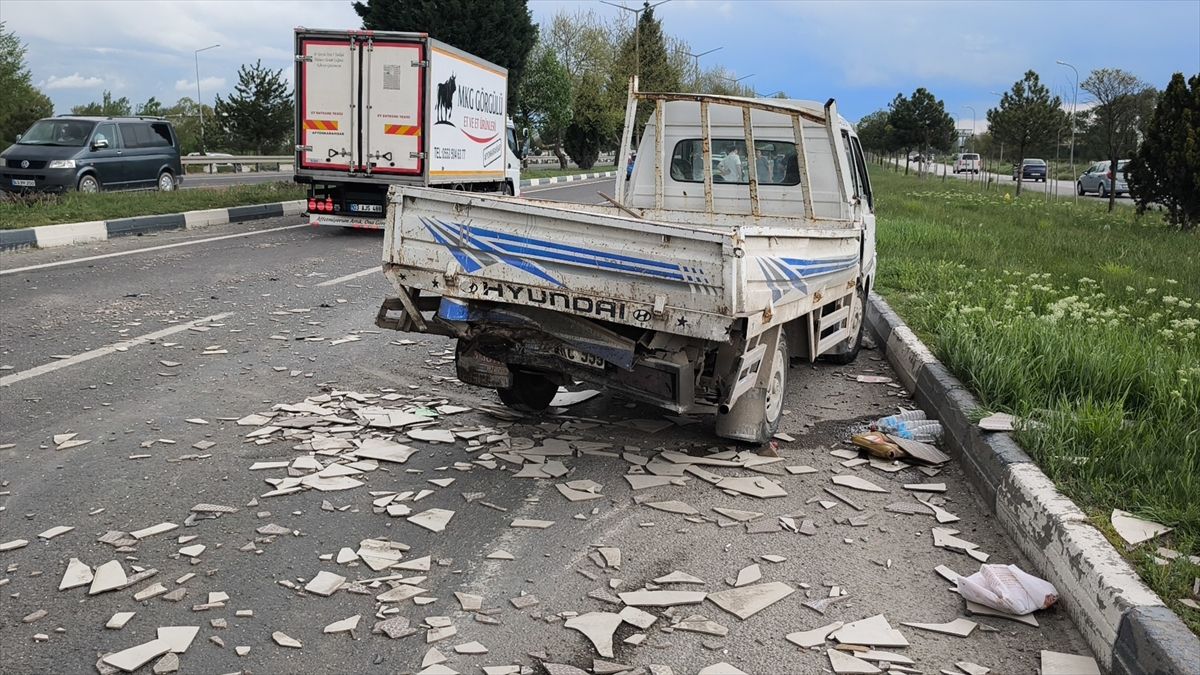 Kütahya'da otomobilin çarptığı kamyonetteki 2 kişi yaralandı