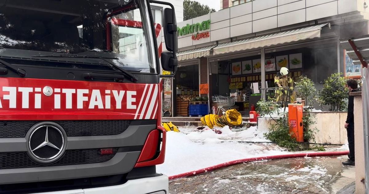 Maltepe'de marketin deposunda çıkan yangın söndürüldü