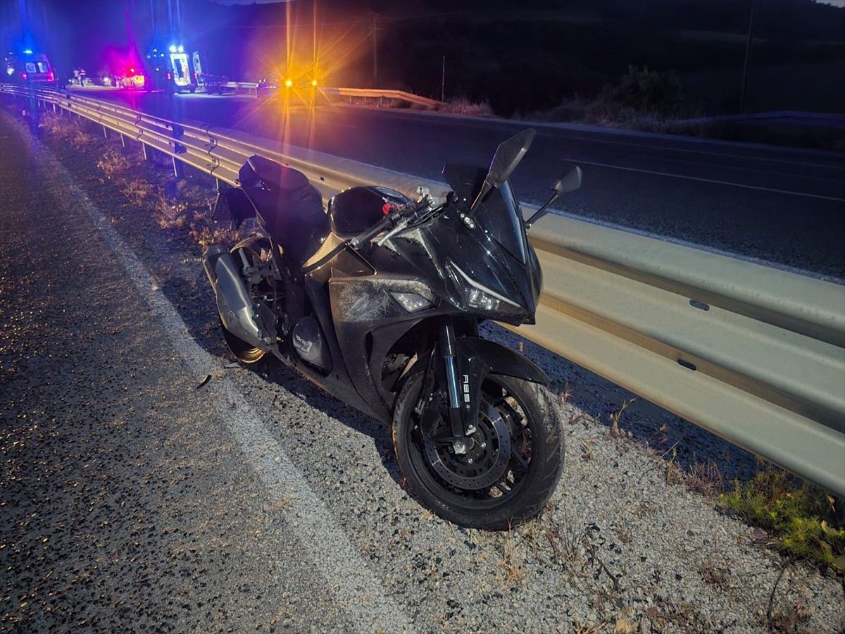 Manisa'da bariyere çarpan motosikletteki gençlerden biri öldü, biri yaralandı