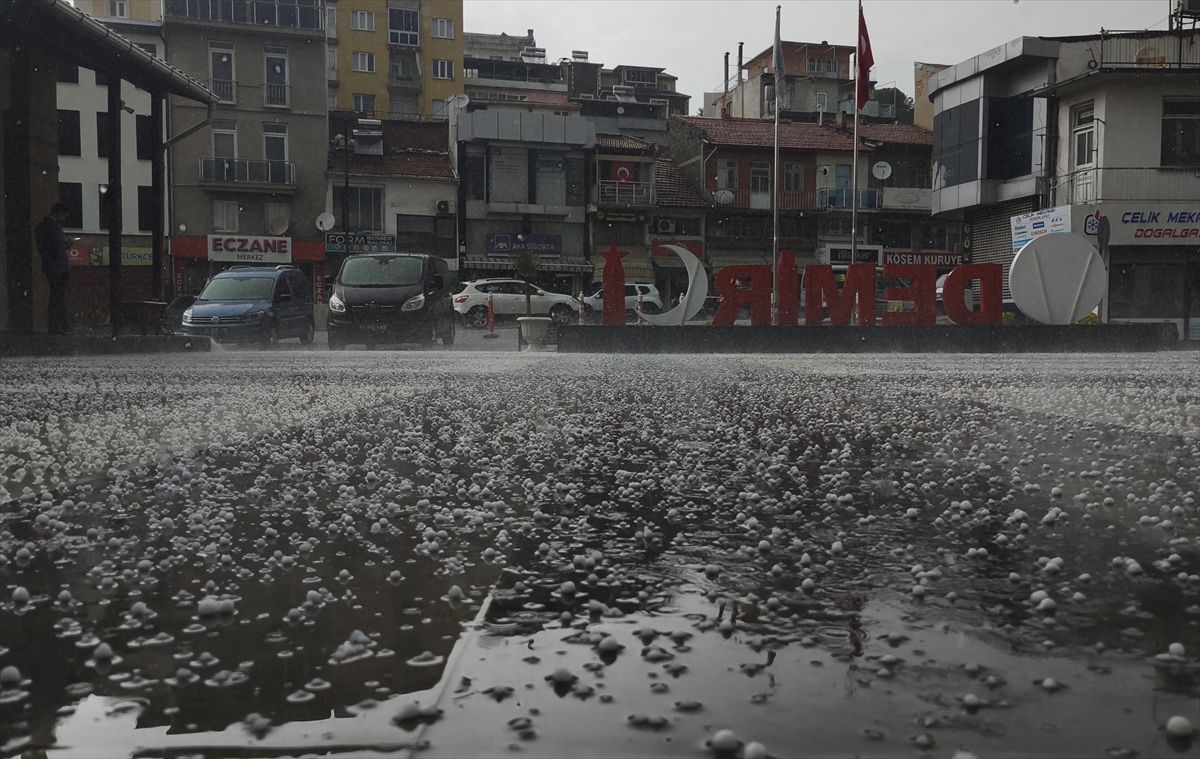 Manisa'da sağanak ve fırtına hayatı olumsuz etkiledi