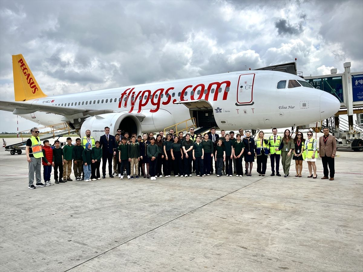 Mersin'de havalimanında ağırlanan öğrenciler uçakları inceledi, pilotlarla tanıştı