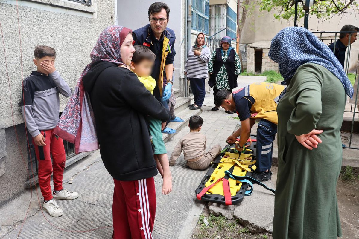 Balkonda oynayan iki kardeşin başına gelen yürekleri ağza getirdi
