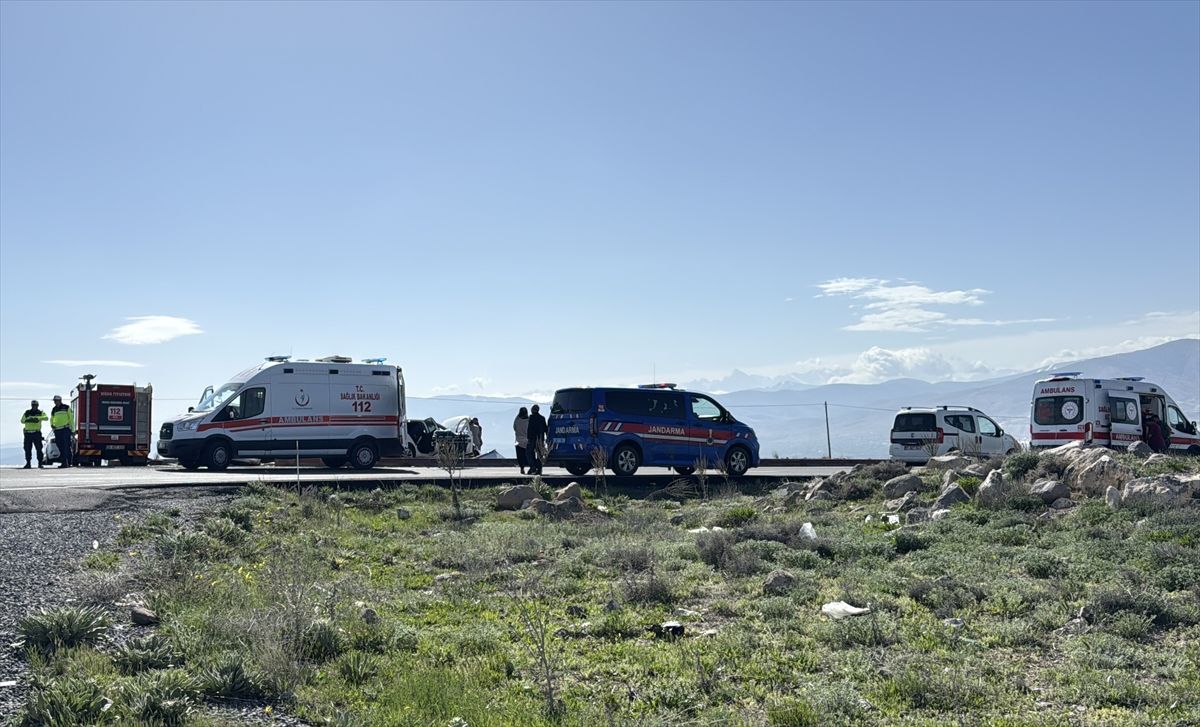 Niğde'de hafif ticari araç ile otomobilin çarpıştığı kazada 7 kişi yaralandı