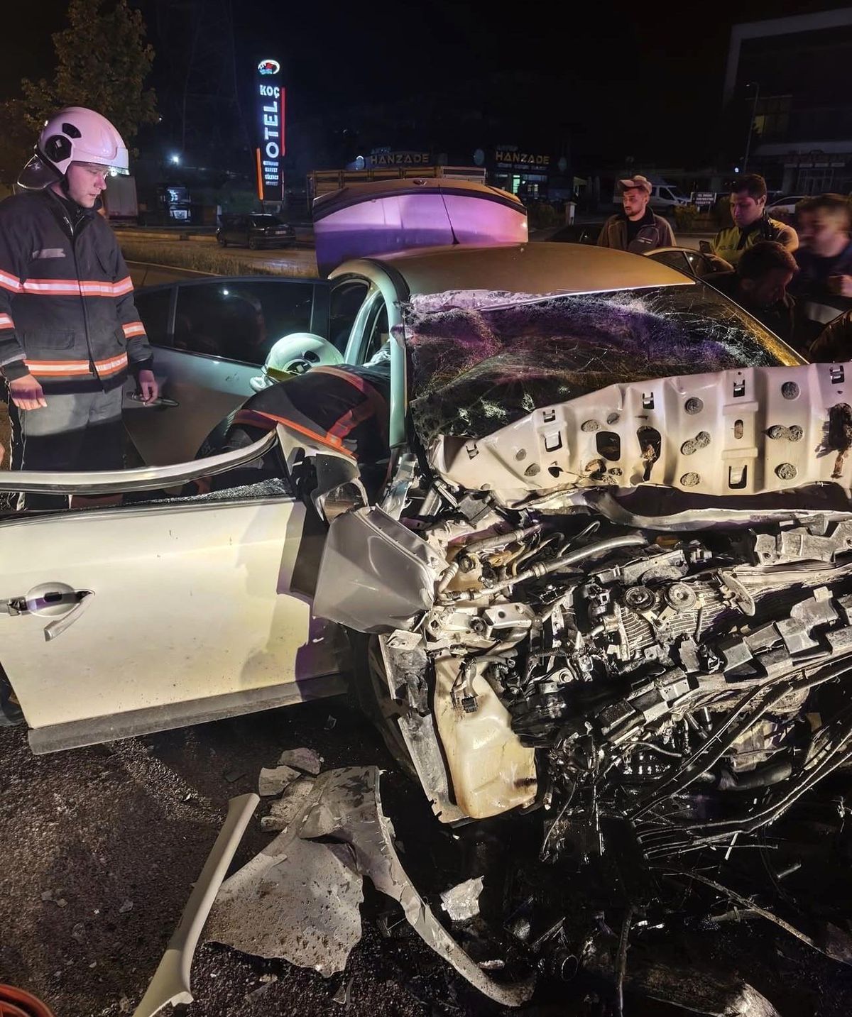 Otomobil kamyona çarptı: 1 ölü, 1 yaralı