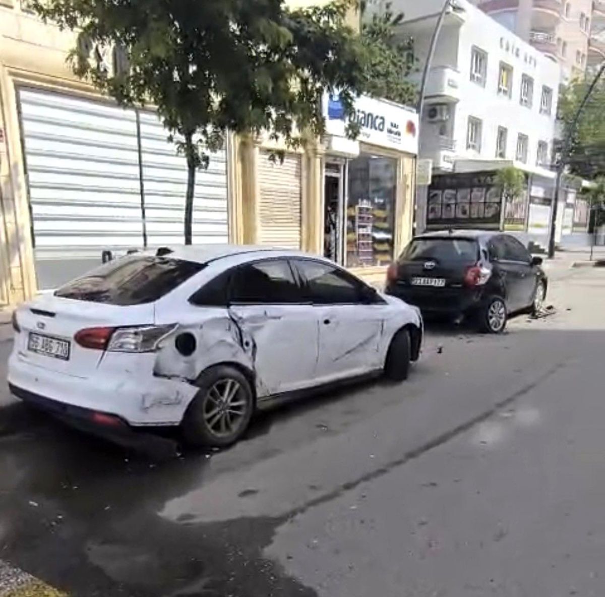Park halindeki 5 otomobile çarpan sürücü aracını bırakarak kayıplara karıştı