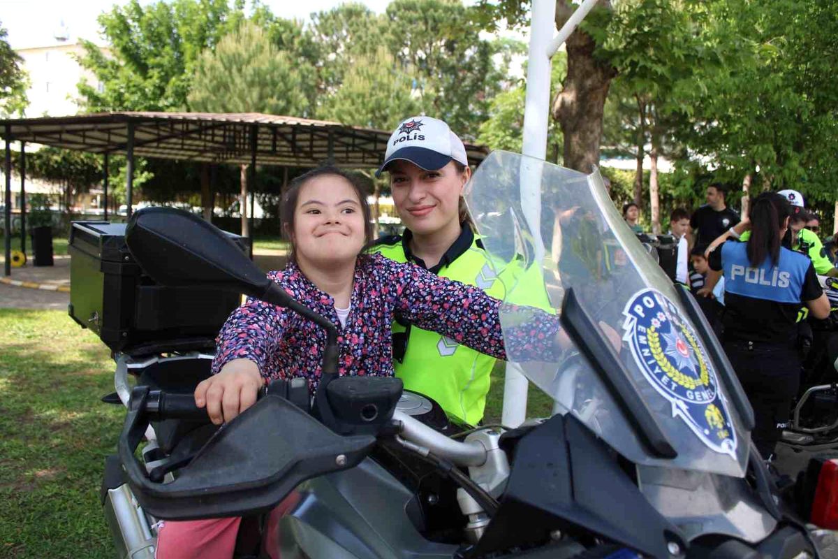 Polislerden özel çocuklara unutulmaz gün