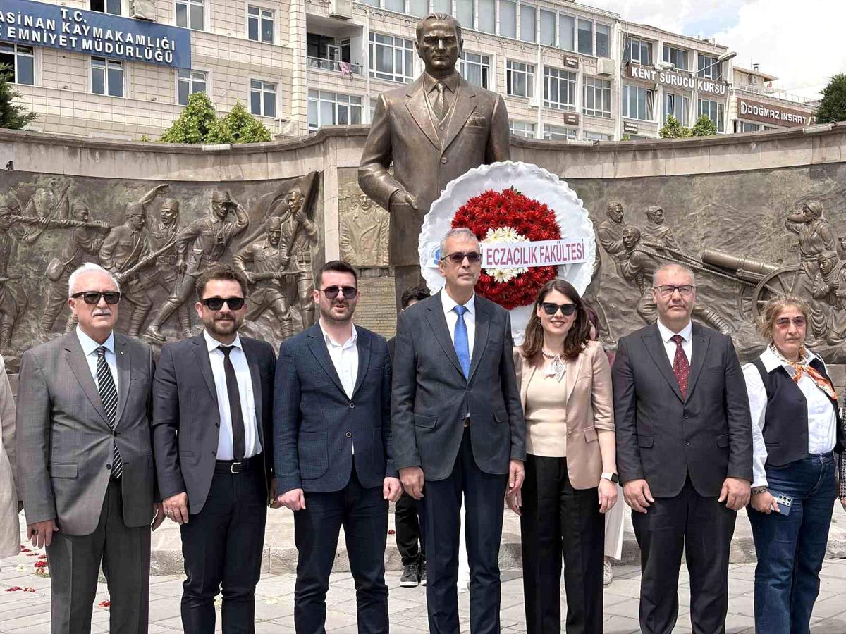 Püsküllü: 'Eczacılar, ilacın güvenli, etkili ve bilinçli kullanımında sağlık sisteminin vazgeçilmez bir parçasıdır'