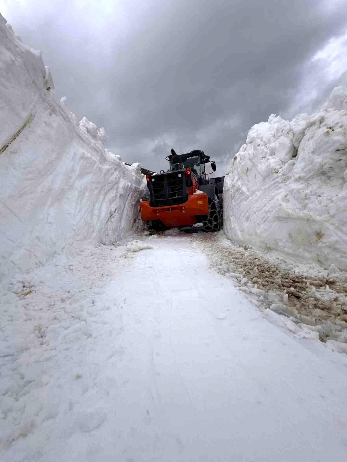 Rize'de karla kaplı yayla yolları tek tek ulaşıma açılıyor
