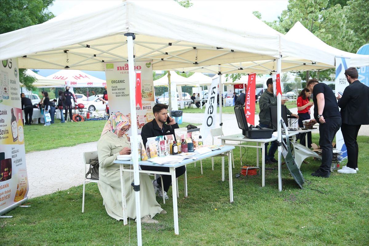 Sakarya'da üniversite öğrencileri ile sektör temsilcileri 'Kariyer Zirvesi'nde buluştu