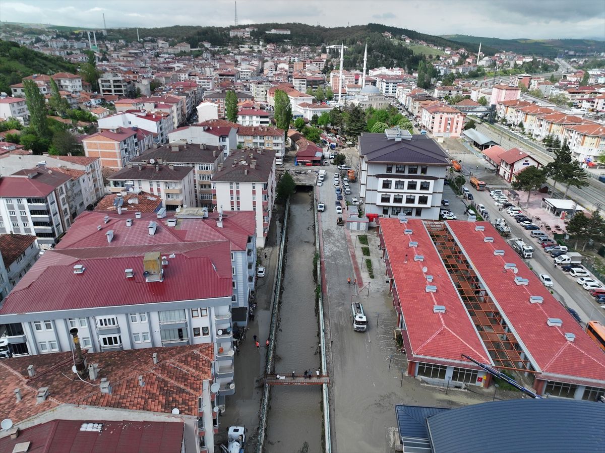 Samsun'un Havza ilçesinde dere üzerinde bulunan iş yerlerinin yıkımı başladı