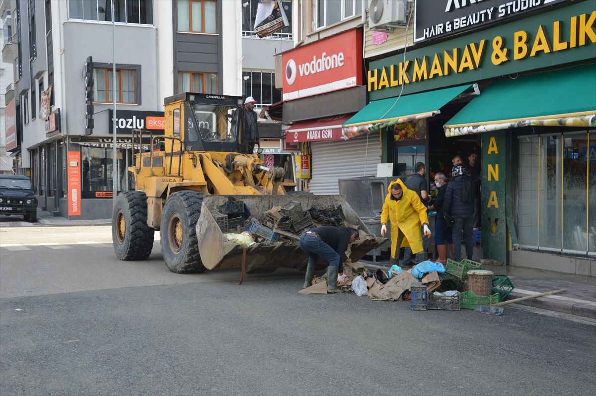 Samsun'un Havza ilçesinde selin ardından temizlik çalışmaları sürüyor