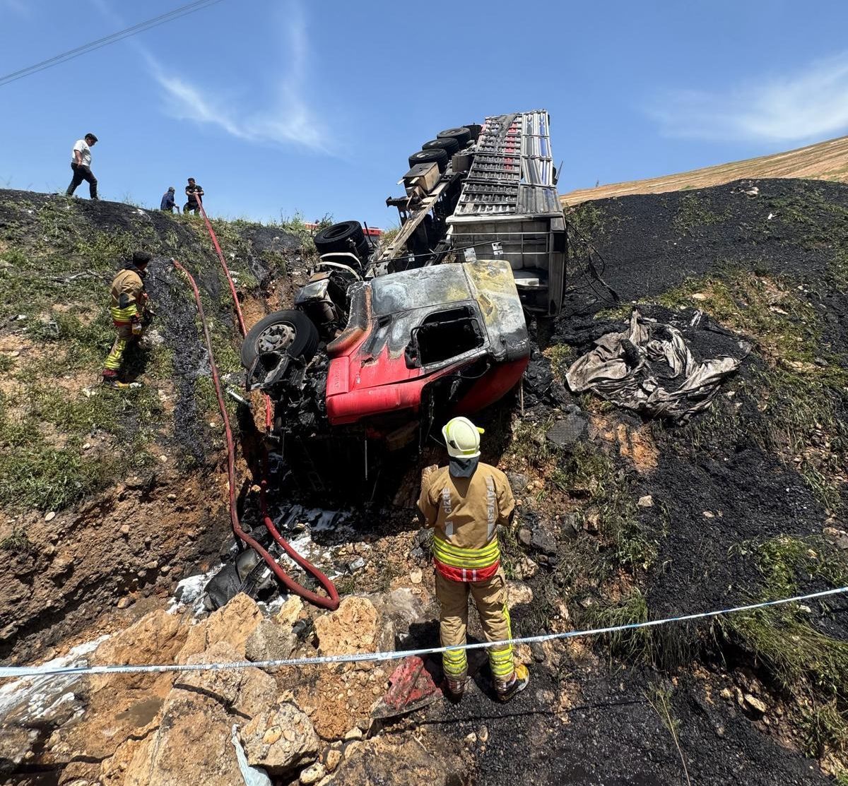 Şarampole devrilen TIR alev aldı: Şoför hayatını kaybetti