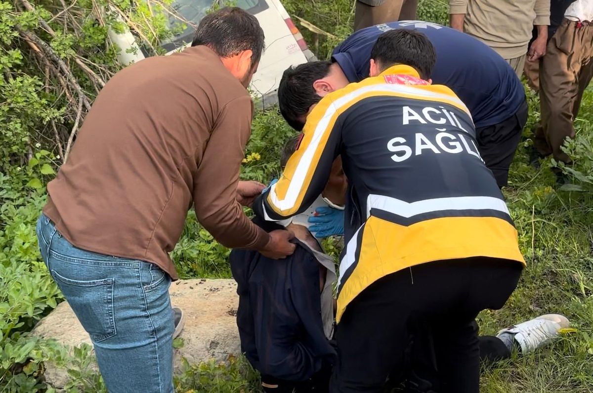 Şemdinli'de minibüs yoldan çıktı: 3 yaralı