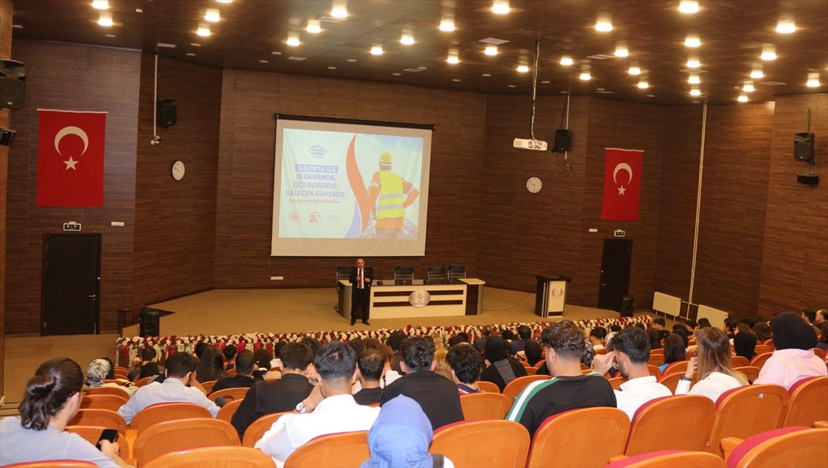 Siirt'te üniversite öğrencilerine yönelik sosyal güvenlik konferansı