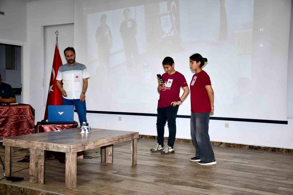 Silifke'de 'Ortaokullar Arası Otto Robot Dans Şenliği' düzenlendi