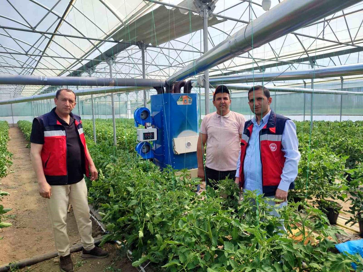 Simav'da topraksız seraya geçiş yapan üreticilere teknik bilgi verildi