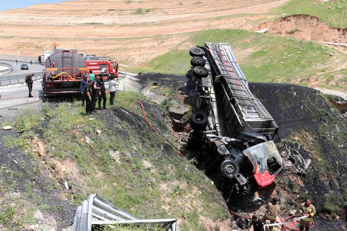 Şırnak'ta devrilen tırda sıkışan sürücü yanarak hayatını kaybetti