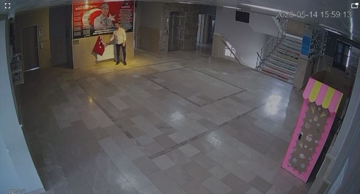 Öğrencinin Bayrak Hassasiyeti Kamerada