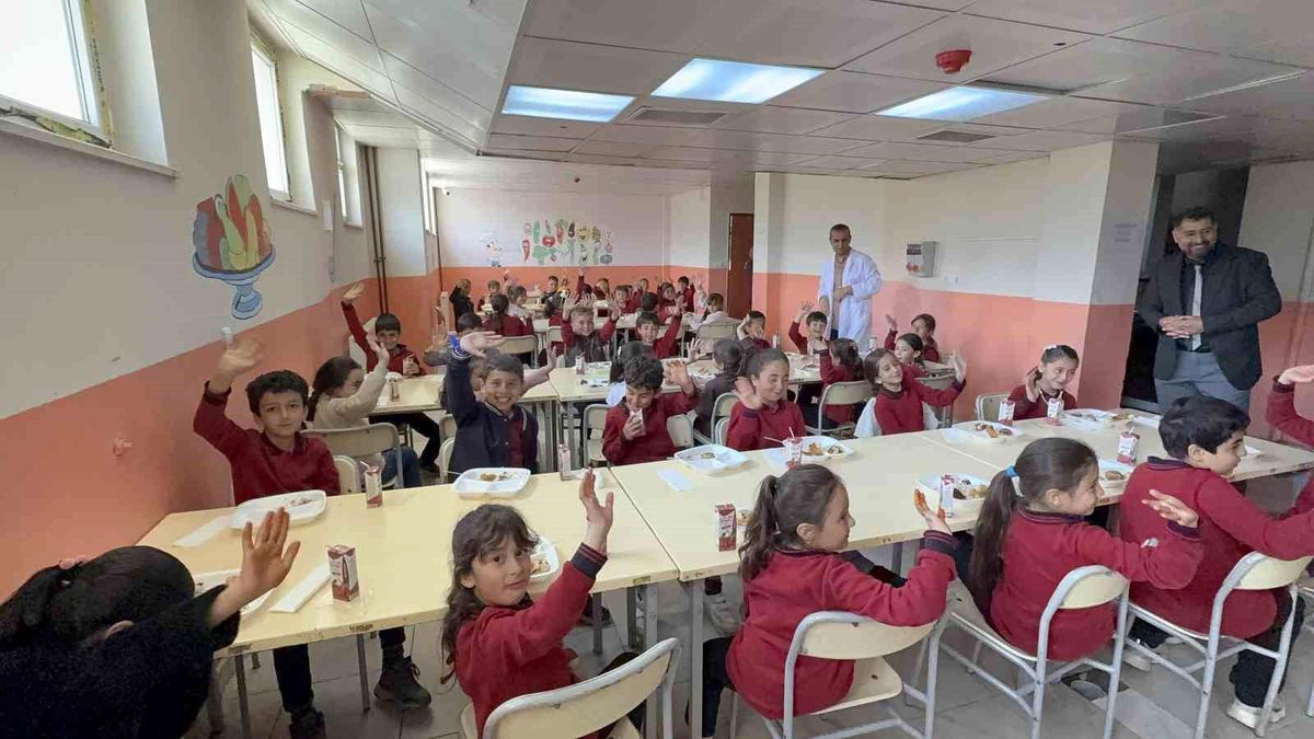 Tatvan Mesleki Eğitim Merkezi, köy okulu öğrencilerinin yüzünü güldürdü