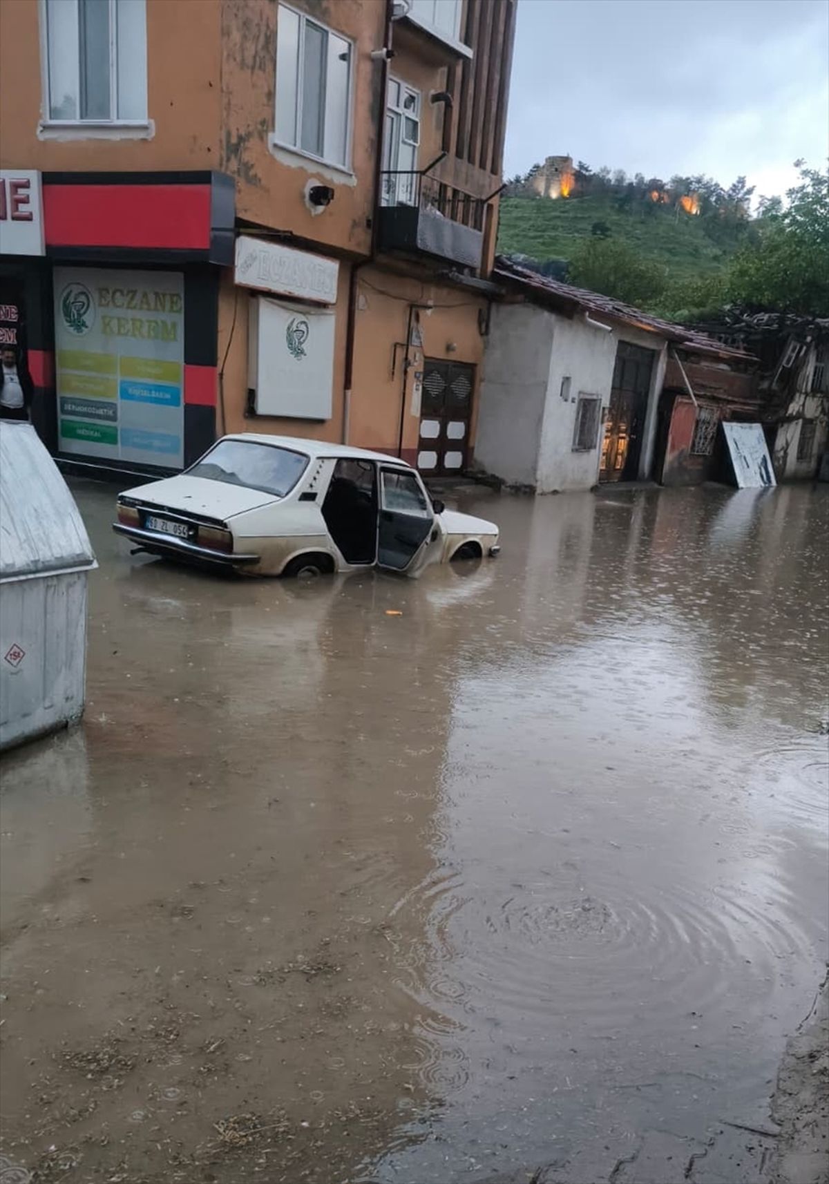 Zile'de sağanak ve dolu hayatı felç etti