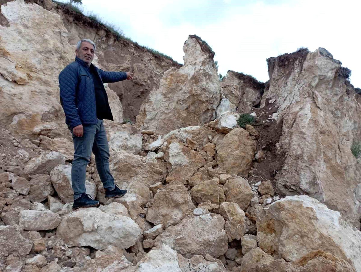 Tokat'ta köy girişindeki heyelan korkuttu
