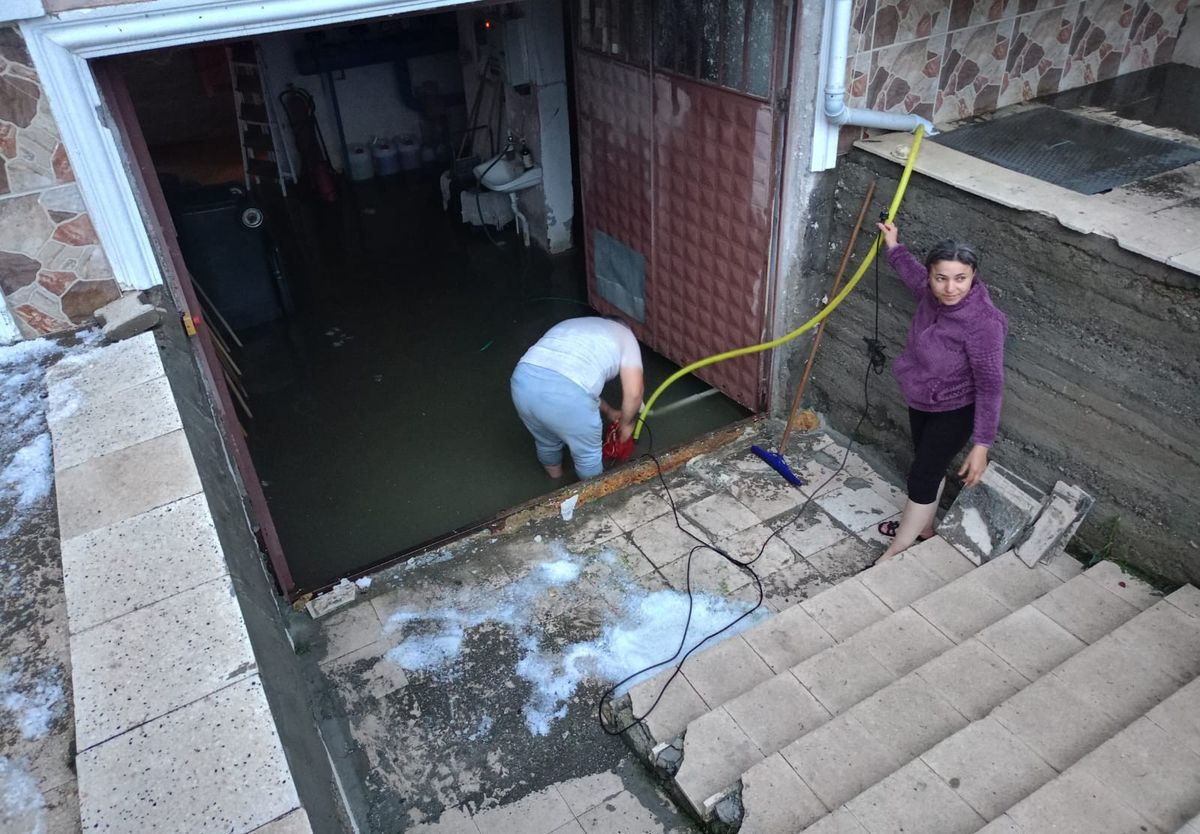 Tokat Zile'de Şiddetli Sağanak ve Dolu Hayatı Felç Etti