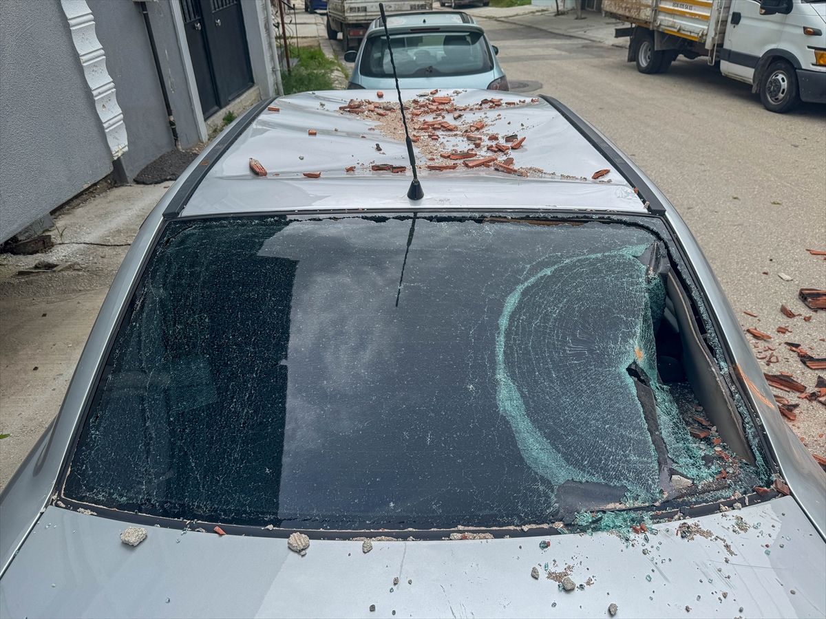 Uşak'ta fırtına nedeniyle bazı evlerin çatıları uçtu, 2 araç hasar gördü