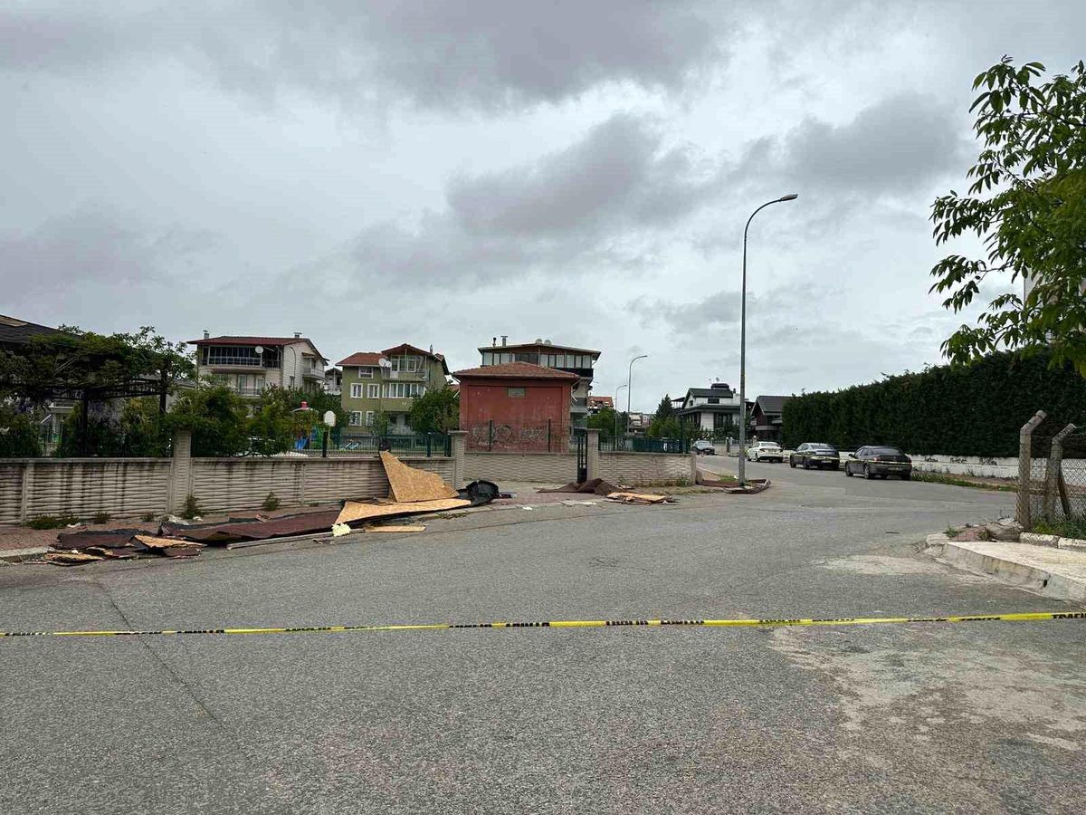 Uşak'ta kuvvetli fırtına hayatı olumsuz etkiledi