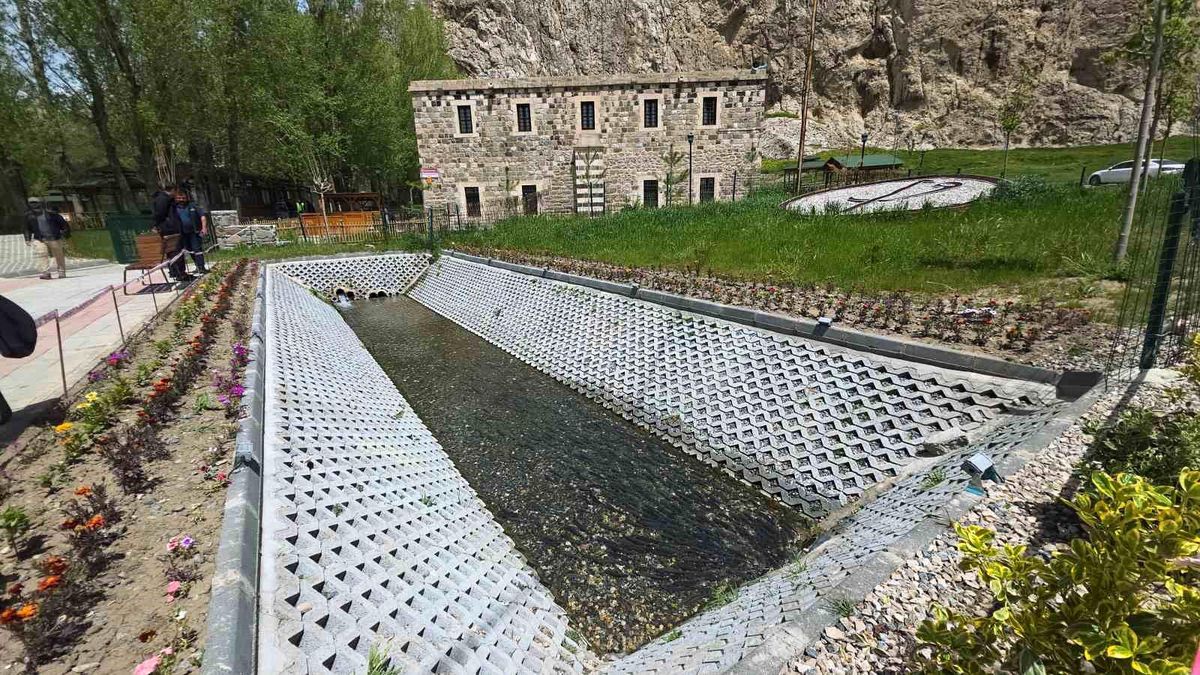 Van'da görsel şölen: İnci kefalleri tarihi Horhor Camii'ne konuk oldu