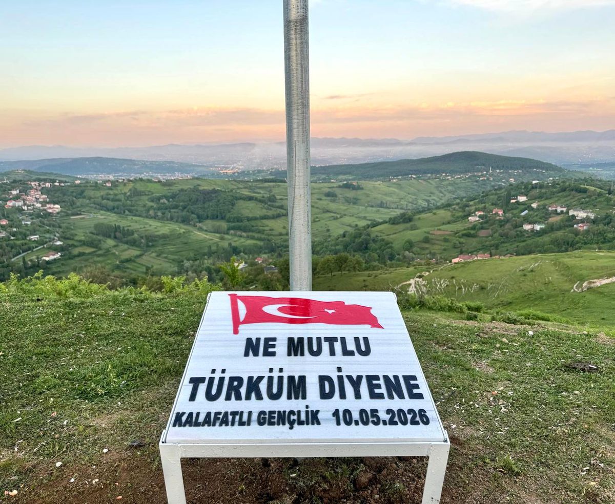 Zonguldak'ta gençler köylerinin zirvesine Türk bayrağı dikti